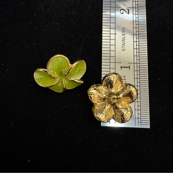Earrings green enamel Plumeria flowers signed RDH goldtone ,vintage - Picture 4 of 6